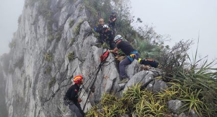 Rescatan a hombre que cayó 30 metros en el Cerro de las Mitras; buscaba recuperar su dron