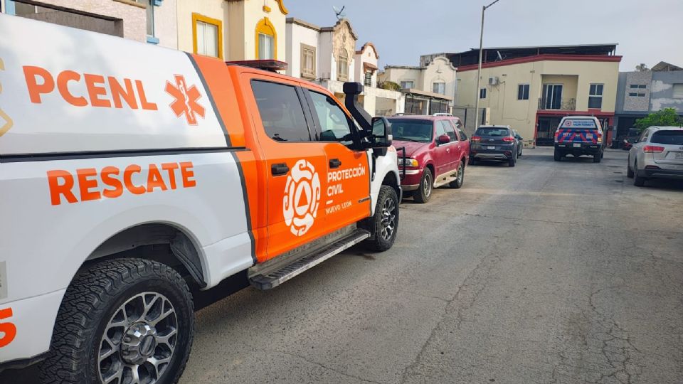 Cuerpos de emergencia atendieron un flamazo en una vivienda de la colonia Urbi Villa del Cedro, en Monterrey, que dejó tres personas lesionadas.