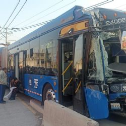Deja múltiples lesionados choque de trolebús contra estación La Covadonga en Chalco