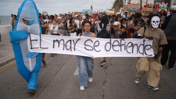 Derrame de Pemex en Abkatún Cantarell deja 915 toneladas de residuos en playas; cesan a 3 funcionarios