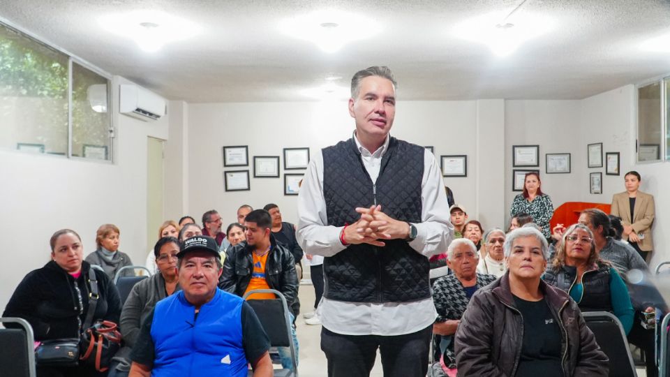 Waldo Fernández entregó aparatos auditivos para apoyar a personas con discapacidad en Nuevo León.