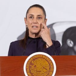 Sheinbaum busca regular IA y celulares