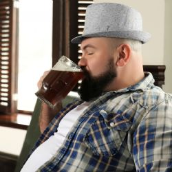 ¿Bajas de peso y dejas de beber? Científicos hallan fármaco