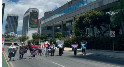 Afectados por presunto fraude de Proyecto 9 bloquean Constitución y exigen justicia en Monterrey