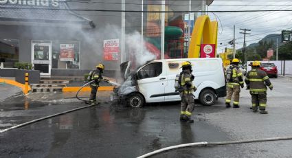 Se incendia camioneta frente a restaurante de comida rápida en Lázaro Cárdenas