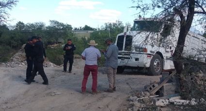 Sorprenden a dos hombres tirando escombro en Río Pesquería; pagarán multa de 117 mil pesos