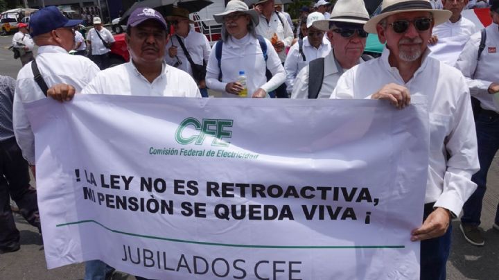 'Es un atropello': jubilados de CFE protestan por reforma de pensiones
