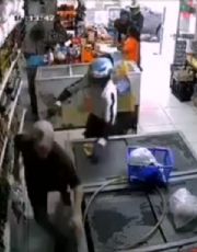 Foto descriptiva de: Video capta violento asalto en Abarrotes Tejada que dejó tres muertos en Monterrey