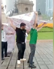 Foto descriptiva de: Aficionados causan polémica por usar lona de desaparecidos