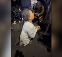De rodillas: El ruego de madre buscadora ante valla policial