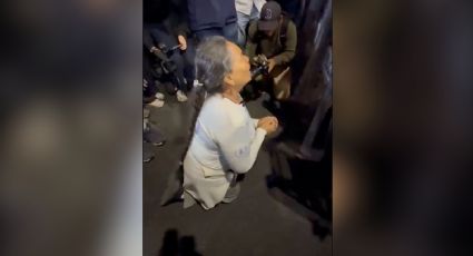 De rodillas: El ruego de madre buscadora ante valla policial