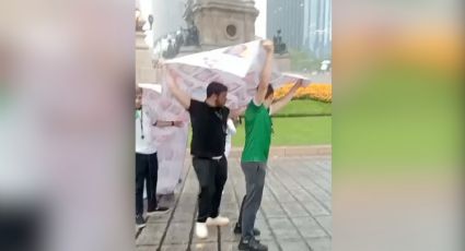 Aficionados causan polémica por usar lona de desaparecidos
