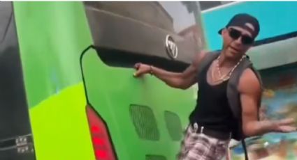 VIDEO: Joven se cuelga de un camión urbano en Monterrey y se burla del peligro mientras es grabado