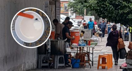Cliente exhibe presunta cucaracha en bebida comprada en puesto ambulante de Monterrey