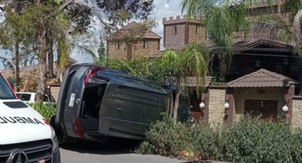 Conductora pierde el control y termina volcada en Ampliación Cumbres 2 en Monterrey