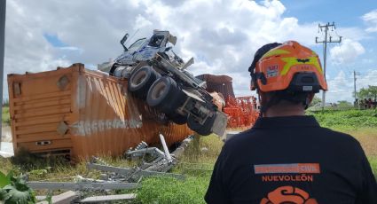 Tráiler cae desde puente elevado en Salinas Victoria; reportan conductor lesionado
