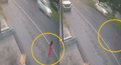 VIDEO | Menor cruza sola la Carretera Nacional y automovilistas evitan tragedia