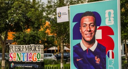 Santiago inaugura exposición mundialista y estampas gigantes de estrellas del futbol
