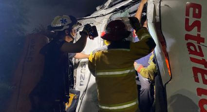 Camioneta cae al río Santa Catarina tras volcadura en Guadalupe; hay tres lesionados
