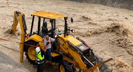 VIDEO | Rescatan a operador atrapado por creciente del Arroyo El Obispo en Santa Catarina