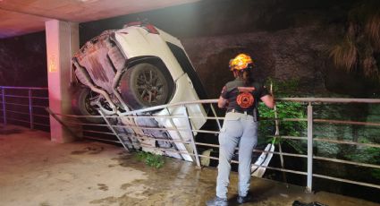 Auto cae tres niveles en estacionamiento de San Pedro; conductor resulta lesionado