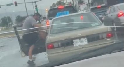 Hombre destroza Tsuru a patadas en brutal altercado vial en García; agresor queda en el anonimato