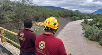 Intensifican búsqueda de hombre arrastrado por la corriente del Río Pesquería en Escobedo