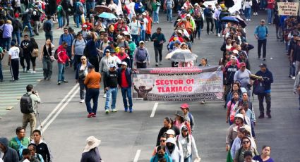 Maestros de la CNTE marchan en CDMX armados con palos y cohetones
