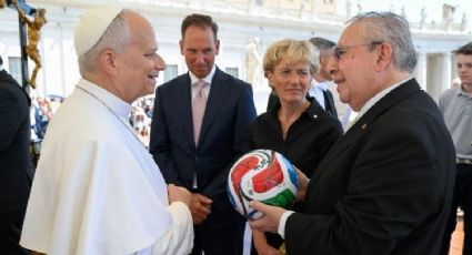El Papa recibe balón del Mundial