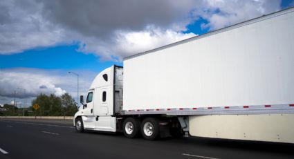 Muere conductor prensado tras choque con tráiler en Santa Catarina