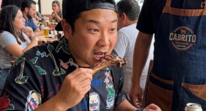 Influencer japonés prueba el cabrito por primera vez en Monterrey | VIDEO