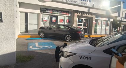 Conductor se niega a bajar de su auto tras chocar contra farmacia en Guadalupe