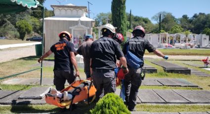 Rescatan a mujer tras caer en una tumba en panteón de Guadalupe