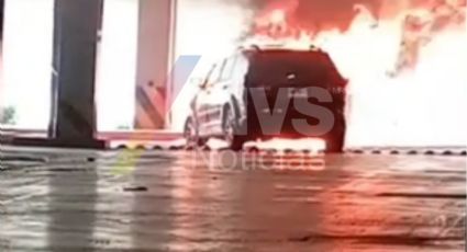 Camioneta se incendia en estacionamiento de supermercado en Santa Catarina