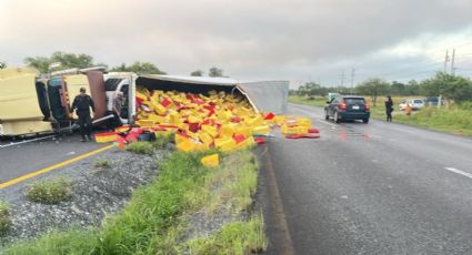 Rapiña tras volcadura de tráiler en la Carretera Nacional en Montemorelos