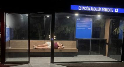 VIDEO | Captan a mujer durmiendo en parabus inteligente de San Pedro