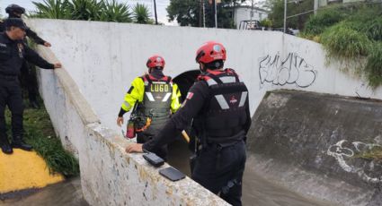 Buscan a menor arrastrado por la corriente en arroyo de Monterrey
