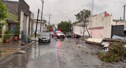 Colapsa barda de 50 metros y destruye varios vehículos en Monterrey