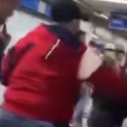 Captan pelea entre comerciantes en Metro de la CDMX