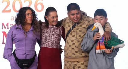 Sheinbaum recibe al famoso Pato Merlín en la mañanera