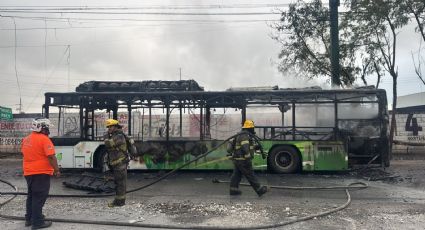 Arde camión urbano en Apodaca; pasajeros logran ponerse a salvo
