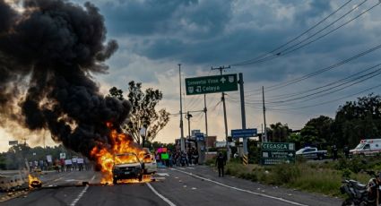 ¡Arde Celaya! Roban y queman vehículos tras la muerte de un menor
