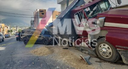 Camión de carga sin frenos choca 5 vehículos en Pedregal la Silla