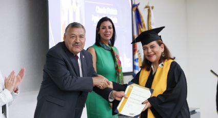 Se gradúan 26 adultos mayores en la UANL