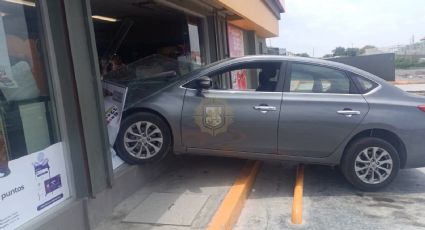 Auto se impacta contra tienda en Escobedo