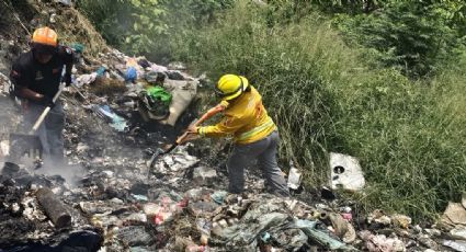 Incendio consume basurero clandestino en cerro de Monterrey