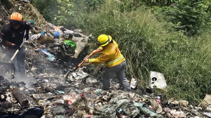 Incendio consume basurero clandestino en cerro de Monterrey