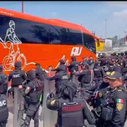 Policías revisan autobuses para descartar ingreso de explosivos