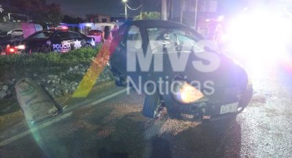 Vuelca auto en Fidel Velázquez y conductor escapa