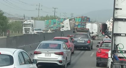 Choque de tráileres en Libramiento Noreste afecta ambos carriles de circulación